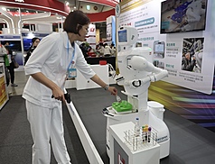 AI護理機器人Nurabot經過測試後已正式上線。圖為Nurabot在2025台灣醫療科技展展出。