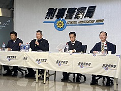 行政院打擊詐欺指揮中心指揮官馬士元（左2）4日出席記者會，會中指出小紅書App資安檢測不合格，近2年涉詐案1706件，並宣布即日起對小紅書App發布網際網路停止解析及限制接取的命令，暫定期間為1年。