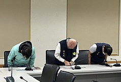 高雄市衛生局長黃志中（中）、副局長潘炤穎（左）、檢驗科長林學慶（右）4日出席記者會，為抽驗全聯「台灣鯛魚排」出包一事鞠躬致歉，並表示正確結果應為「未檢出」。