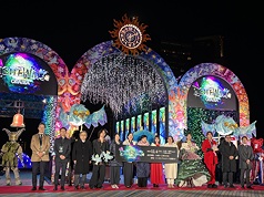 日本東京台場的「LIGHT WALK ODAIBA」4日晚間開幕，以神祕森林為意象，連結18處燈飾景點，打造可邊走邊看的光之長廊。東京都知事小池百合子（中）現身開幕點燈儀式，號召民眾一起享受台場的全新魅力。
