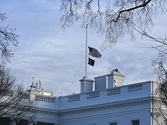 美國一名國民兵上週在白宮附近巡邏遭槍擊後，不幸身亡。美國總統川普4日下令，全美各地降半旗致哀，圖為白宮降半旗。
