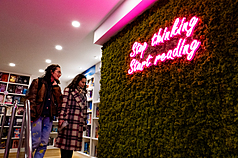 法國最大、專售愛情主題的「吉伯特浪漫書店」，近期於巴黎開幕，吸引眾多女性讀者上門，該類型文學已占法國書籍銷售量的10%。