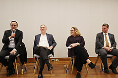 喬治城大學4日舉行「日中關係及其對美國的影響」座談。前美國國防部（現稱戰爭部）印太安全事務助理部長薛瑞福（右）及白宮國家安全會議前亞洲事務資深主任麥艾文（左）等出席。