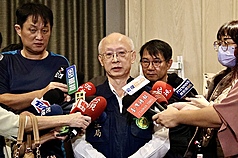 高雄市衛生局檢驗「台灣鯛魚排」發生重大疏失，衛生局長黃志中(左2)5日受訪時說，究責部分將至副
局長層級，按照國賠規定負起所有賠償責任。
