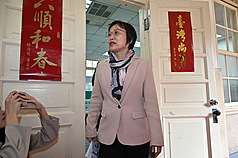 內政部長劉世芳5日在立法院表示，支持行政院打詐中心決議，政府聯繫小紅書非常多次，但小紅書在台灣沒有法定代理人，聯繫也已讀不回，視打詐條例於無物，政府當然不予支持。