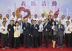 「114年全國消防志工菁英頒獎表揚活動」5日下午在台北舉行，行政院長卓榮泰（前左5）、內政部次長吳堂安（前左4）、消防署長蕭煥章（前右4）等人出席。