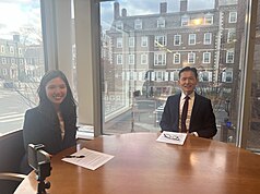 駐波士頓辦事處長廖朝宏（右）接受哈佛大學甘迺迪學院「學生政策評論」期刊編輯Joyce Tseng訪問，強調與民主國家合作，確保全球供應鏈及守護民主價值，不僅有助確保台灣生存與安全，也讓世界更穩定繁榮。（駐波士頓辦事處提供）
