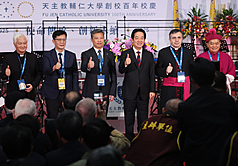 總統賴清德（右3）6日上午出席輔仁大學百週年校慶，與教育部次長張廖萬堅（左2）、輔大校長藍易振（左3）等貴賓一同合影留念。(中央社)
