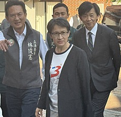 宜蘭縣警員5日執行交管勤務時遭撞重傷，副總統蕭美琴（前中）6日在台南市出席國立台南大學附設實驗國民小學校慶時表示，難過不捨，希望大家集氣，盼警員們平安康復。
