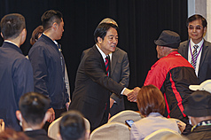 「2025年世界人權日典禮」6日上午在國家人權博物館白色恐怖景美紀念園區舉行，總統賴清德（前中）出席，入場時和政治受難者前輩們握手致意。
