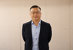 大愛劇「我們六個」中的原型人物之一林作逸(圖)，母親、父親先後遭殺害，不得不在育幼院長大，後來投入教職，以親身經歷敏銳觀察學生的需求，獲頒寶佳教育大愛獎。
