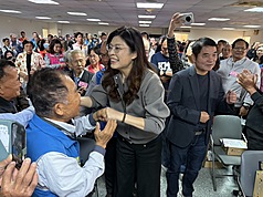 國民黨主席鄭麗文（前左2）6日到國民黨苗栗縣黨部出席建黨131週年黨慶活動，與黨員互動。前右為苗
栗縣長鍾東錦。