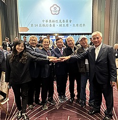 第14屆中華奧會主席6日進行改選，由原副主席蔡家福(中)全票當選新任奧會主席，另外也選出陳美燕
(左1)、張煥禎(左2)、陳建平(左3)、陳士魁(右3)、廖裕輝(右2)、王景成(右1)等6名副主席。陳美燕為奧會首位女副主席。