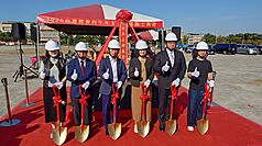 位在嘉義縣永慶高中後方的2026台灣燈會主燈基座6日舉行動土儀式，由交通部觀光署長陳玉秀（右3）及嘉義縣長翁章梁（左3）執鏟祈福，希望燈會施工順利、活動圓滿成功。
