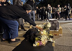 在台港人組成香港宏福苑火災台灣悼念關注組，6日晚在中正紀念堂自由廣場舉辦悼念晚會，民眾現場獻
花。