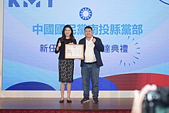 國民黨南投縣黨部7日辦理黨慶暨新任縣黨部主任委員布達典禮，國民黨主席鄭麗文（左）、國民黨立委游顥（右）出席。
