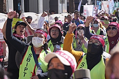 台灣移工聯盟等團體7日舉辦移工大遊行，自勞動部出發，參與群眾綁上「廢除工作年限」的紅色布條，呼籲勞動部將基本的勞動權利還給藍領移工。