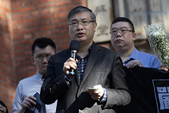 香港宏福苑五級火災釀嚴重死傷。在台港人7日下午在台北濟南教會前舉行記者會，台灣香港協會理事長桑普（前中）等人發表短講，聲援因尋求真相而被噤聲的香港市民。