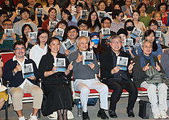 導演李安（前中）7日在台北出席「十年一覺電影夢」經典新版發表會，與時報出版董事長趙政岷（前右2）等人合影。
