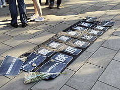 香港宏福苑大火後，許多港人和團體要求進行獨立調查並對官員問責。圖為在台港人聲援為尋求真相而被噤聲的香港市民。資料照。