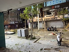 新北市板橋區府中商圈8日凌晨近1時發生公安事故，位在重慶路12巷的2樓餐廳疑似氣爆，造成多名路人遭波及受傷送醫，事故原因待查。（翻攝照片）
