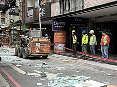新北板橋府中商圈2樓餐廳8日發生氣爆，建築物招牌、玻璃四濺，也波及到附近商家與住戶。板橋區公所、市府工務局等人員9日上午進場拆除有危險疑慮的構造、清理地面碎玻璃。

