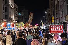 韓國娛樂圈重要頒獎典禮AAA及「ACON音樂節」上周末在高雄舉辦，帶動夜市人潮業績成長。（高雄市觀光局提供）