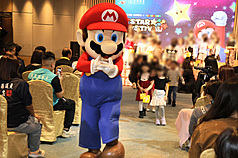 嘉義縣府8日舉辦2026台灣燈會旅遊玩法記者會，公開與任天堂合作推出「2026台灣燈會 × 超級瑪利歐・星燦嘉年華」特色燈區。瑪利歐也現身與現場小朋友同樂。