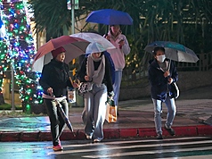 午後東北季風增強 迎風面水氣增。