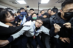 社子島區段徵收公聽會9日上午在台北市士林區中洲區民活動中心舉行，社子島自救會成員要求停止區段徵收與警方在現場發生衝突。