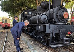 阿里山林業鐵路9日與澳洲之字形鐵路正式締結為姊妹鐵路，雙方將進行深入實質交流，盼讓目前行駛於平地的蒸汽火車21號（SL-21），2026年可重新行駛山地路線。 (圖：中央社)