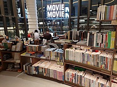 中國書籍價格機制崩壞，實體書店難在書價上競爭過網路書店，多種因素下經營更困難。港資的北京庫布里克書店已在2025年11月底關門，圖中為上海庫布里克書店，其特色為有不少台港藝文類書籍。台港書籍售價較高，但研究者或深度閱讀者有相關閱讀需求。