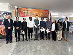 台灣獎助金持續獲得印度各界高度關注，成為深化研究、提高台灣能見度的重要平台。圖為駐印度代表陳牧民（左5）及部分受獎學人。