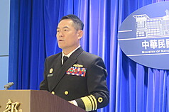 海軍司令部參謀長邱俊榮中將10在國防部例行記者會，說明潛艦國造原型艦海鯤艦目前測試情況。