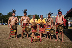 2025世界原住民族傳統運動會10日起在屏東登場，菲
律賓傳統樂舞代表隊穿上卡林加族服共襄盛舉，成員
Ezrah Allysa Ananayo（右3）表示，此行期望能交流文
化並彼此學習。
