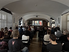 捷克紀錄片「我是台灣人」（Jsem Tchajwanec）9日在布拉格放映。這部片透過深入訪談多位捷克政治人物、商會成員、漢學家、記者等人物，呈現捷克參議長維特齊（Miloš Vystrčil）2020年「台灣行」背後承受的壓力，以及台灣複雜的地緣政治局勢。