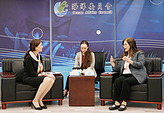 加拿大駐台北貿易辦事處代表何曼麗（Marie-Louise Hannan）（左）10日下午拜會海洋委員會主委管碧玲（右），雙方就海事安全、海洋保育、藍色經濟等議題交流意見。（海洋委員會提供）