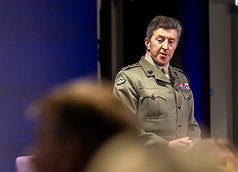 英國第一海軍大臣詹金斯上將近日在倫敦一場海權會議示警，英國自二戰結束以來、在大西洋水域享有的軍力優勢，如今已面臨險峻挑戰，必須加倍努力，否則將失去僅剩不多的優勢。
（英國海軍提供）