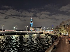 諾貝爾頒獎典禮的場地斯德哥爾摩市政廳外的光藝術作品Pro Pace，由光雕投影藝術家恩古瑪（Yann Nguema）設計，音樂由藝術家布拉諾斯（Mischa Blanos）設計，提醒世人和平的價值與脆弱，以及彼此合作的重要性。
