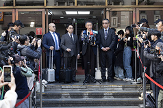 前台北市長柯文哲涉貪污案11日在台北地方法院開庭時，柯文哲(中右2)與委任律師鄭深元(中右)、
陸正義(中左2)、蕭奕弘(中左)一同抵達現場。資料照片