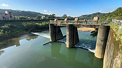 基隆河日前遭油污污染，台水公司經第三方檢驗確認水質符合標準，八堵抽水站（圖）11日上午8時恢復抽取基隆河水水源。