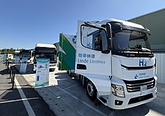 中油高雄楠梓加氫站及聯華林德樹谷示範性加氫站11日正式啟用，象徵台灣氫能載具正式跨入實際營運的新階段。圖為聯華林德氣體大巴加氫車。