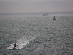 在一艘拖船伴隨下，俄羅斯潛艦近日再度現蹤英國周邊水域，英國出動一架海軍「梅林」反潛直升機和一艘油料補給船伴航監控。（英國海軍提供）