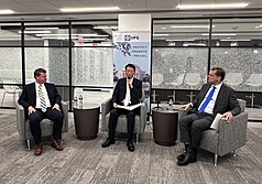 美國智庫「印太安全研究所」11日舉辦台灣前參謀總長李喜明英文新書座談會，「印太安全研究所」主席薛瑞福（左）、李喜明（中）等人出席。