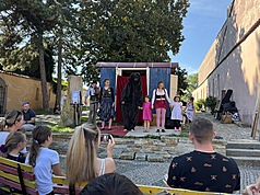 「業餘劇場」（Amateur theater）在捷克已有兩百多年歷史，聯合國教科文組織將捷克「業餘劇場」列入非物質文化遺產名錄。圖為位於捷克鄉下的劇場活動。
