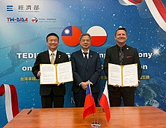 台灣卓越無人機海外商機聯盟(TEDIBOA)主席曹進平(左)與波蘭無人機協會(PISB)理事長芬塔克(Robert Fintak)(右)簽署合作意向書，推動更深度交流，由經濟部長龔明鑫(中)擔任見證人。(無人機聯盟提供)