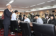 國民黨立委陳玉珍(前左2)提出助理費除罪化修法，引發國會助理工會不滿；立法院長韓國瑜(前左)12日也出席國會助理工會協調會。
