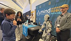 矽谷人形機器人高峰會11日登場，能以人性化方式與人對話的社交型機器人在展場與美國小學生互動。