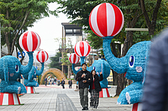 今天(25日)至27日大陸冷氣團籠罩，北台灣氣溫驟降、愈晚愈冷。圖為新北耶誕城 造型小象增添過節氣氛。資料照片