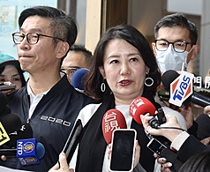 兼任民進黨政策會執行長的立委吳思瑤(前右)。資料照。